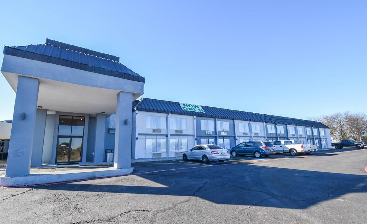 Quality Inn & Suites Sulphur Springs Bagian luar foto