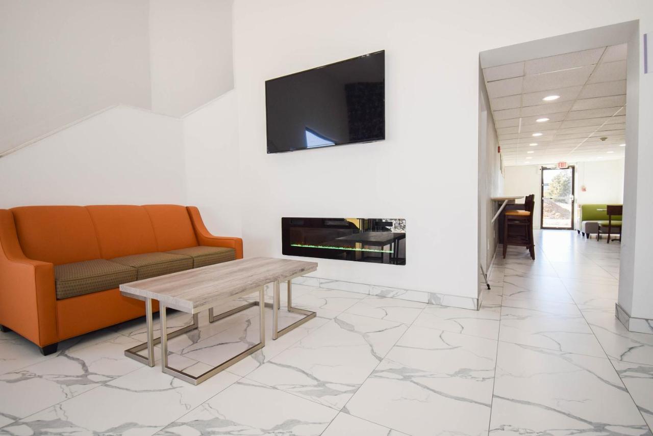 Quality Inn & Suites Sulphur Springs Bagian luar foto