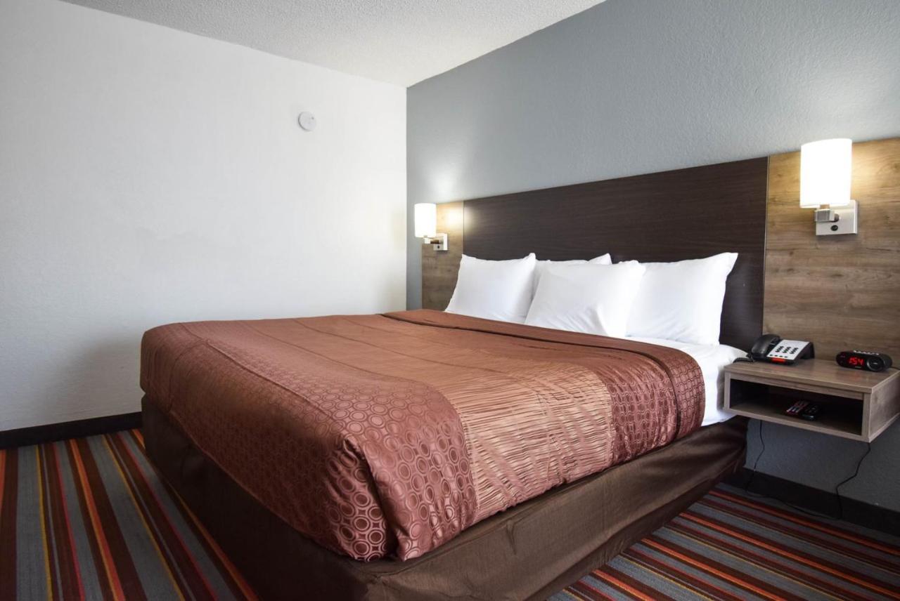 Quality Inn & Suites Sulphur Springs Bagian luar foto