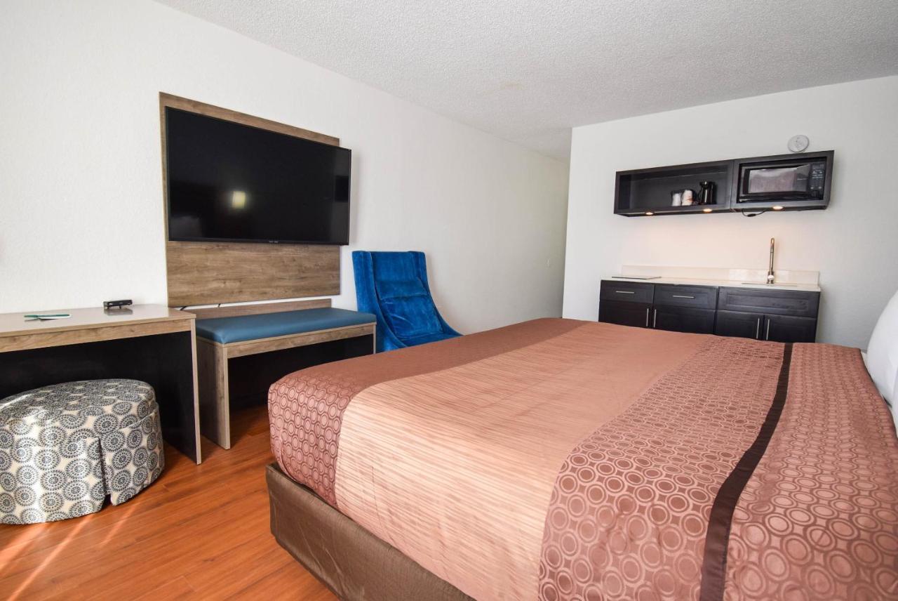 Quality Inn & Suites Sulphur Springs Bagian luar foto