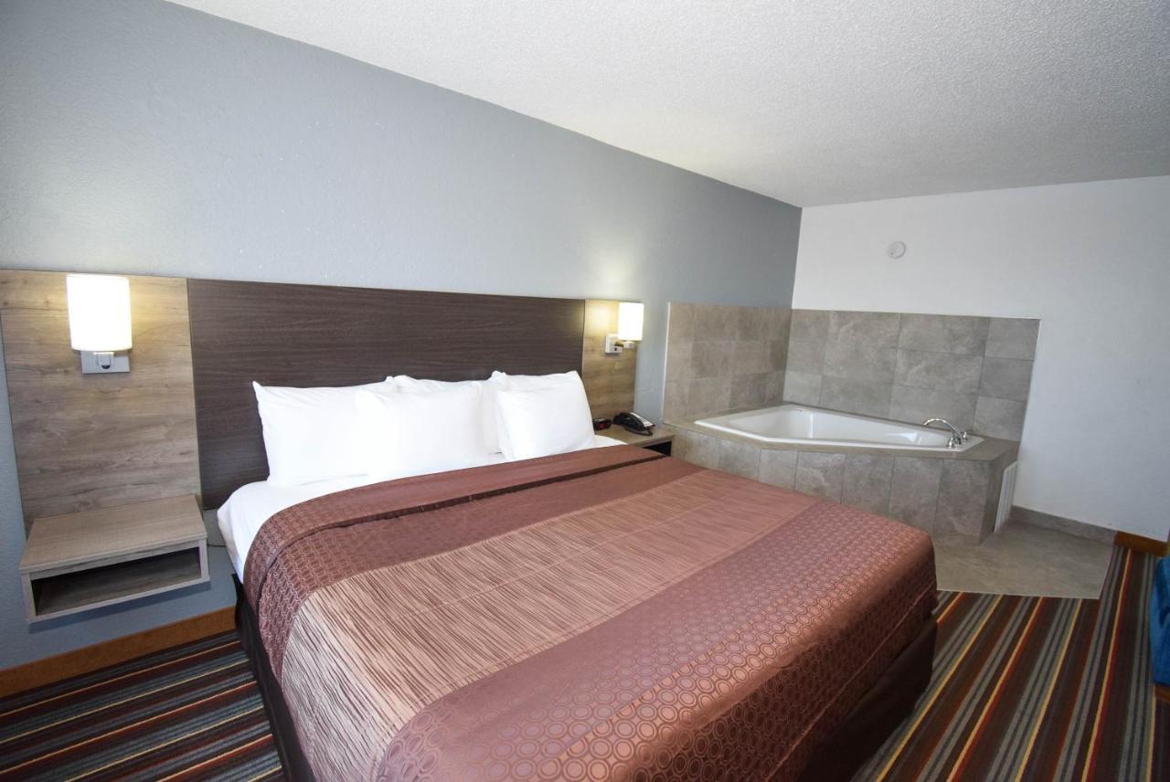 Quality Inn & Suites Sulphur Springs Bagian luar foto