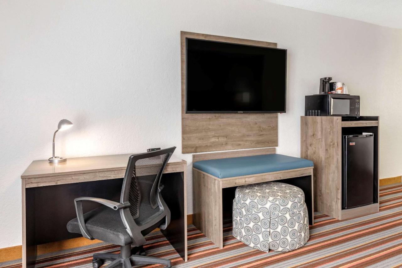 Quality Inn & Suites Sulphur Springs Bagian luar foto