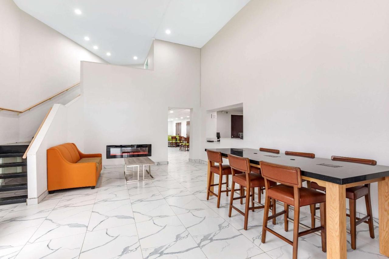 Quality Inn & Suites Sulphur Springs Bagian luar foto