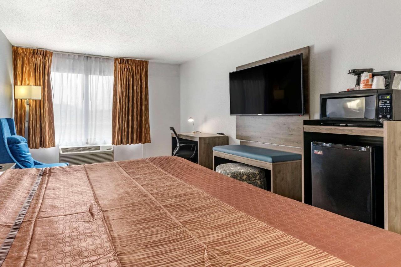 Quality Inn & Suites Sulphur Springs Bagian luar foto