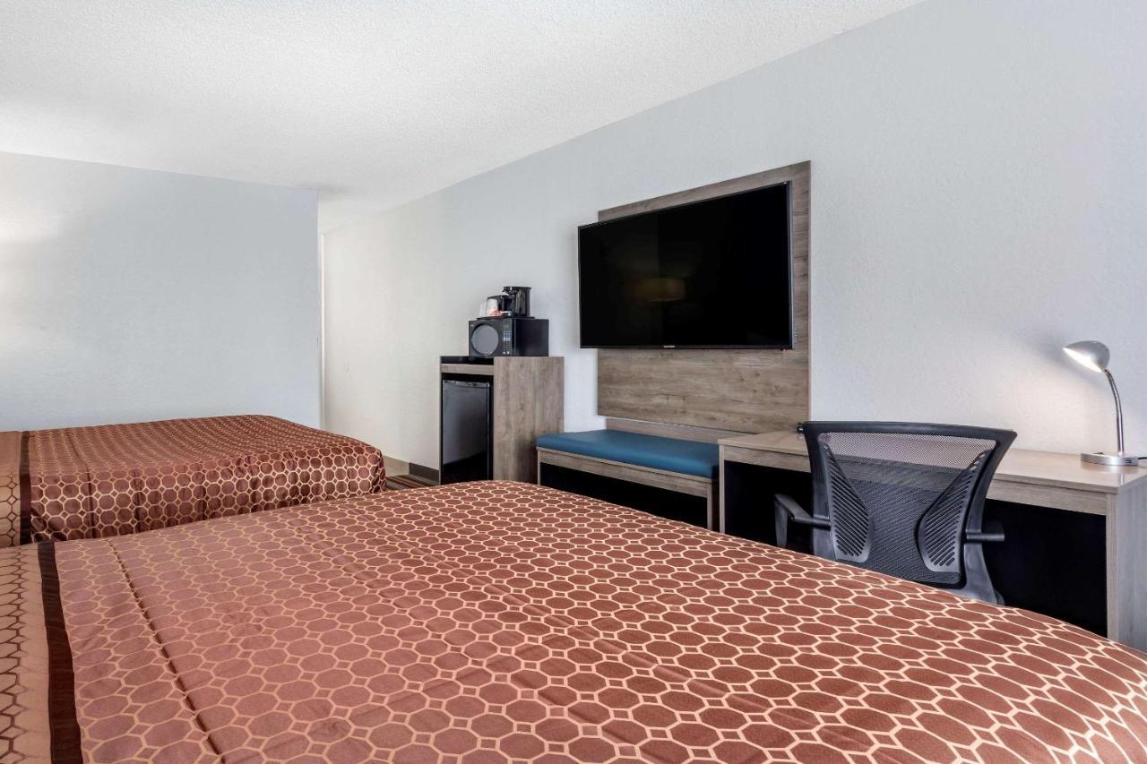 Quality Inn & Suites Sulphur Springs Bagian luar foto